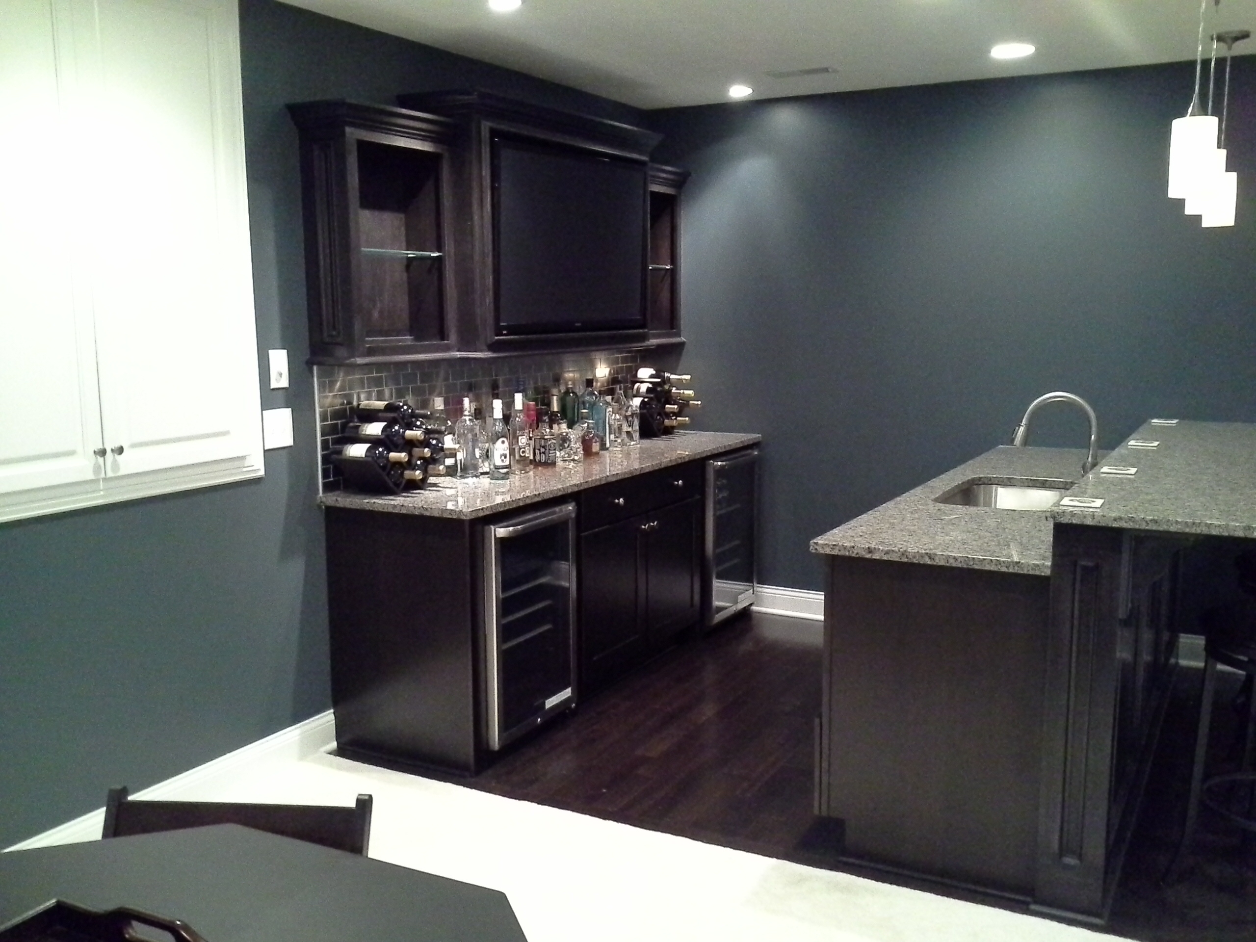 Perfect wet bar for entertaining without large footprint